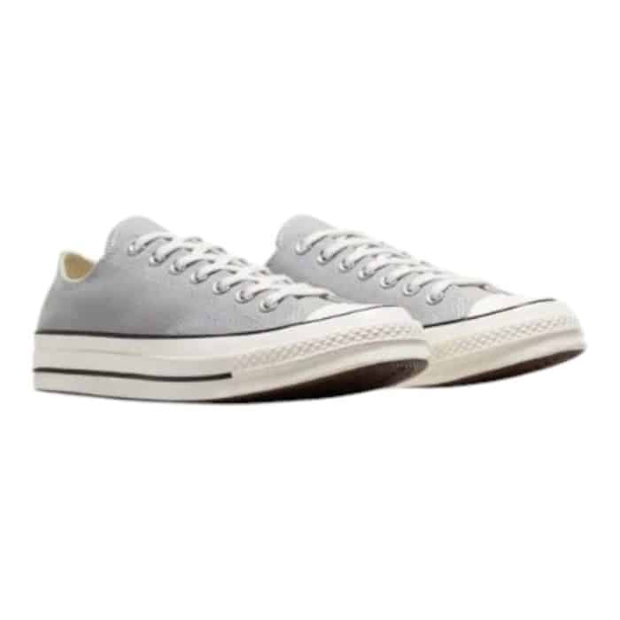 126 94 B | The Converse Chuck 70 Ox Low Grey/Egret combines timeless style with modern craftsmanship, featuring a durable grey canvas upper and a vintage-inspired egret midsole and toe cap for a retro aesthetic. Enhanced with an Ortholite insole and additional padding, it offers superior comfort and support, making it perfect for all-day wear. Complete with a vulcanized rubber sole and classic detailing like the star-centered heel patch, this sneaker is both a versatile fashion staple and a durable, practical choice.