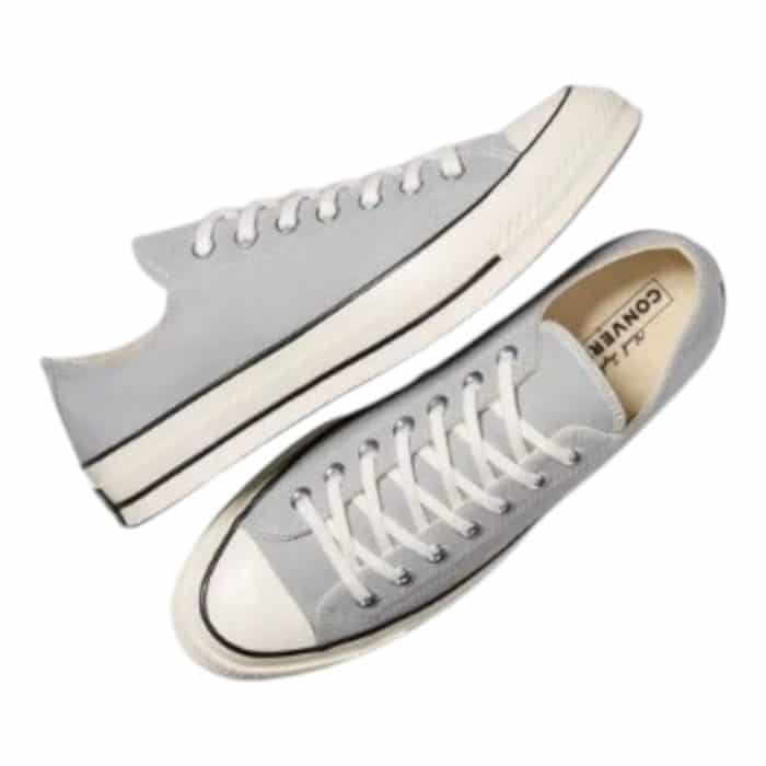 126 94 D | The Converse Chuck 70 Ox Low Grey/Egret combines timeless style with modern craftsmanship, featuring a durable grey canvas upper and a vintage-inspired egret midsole and toe cap for a retro aesthetic. Enhanced with an Ortholite insole and additional padding, it offers superior comfort and support, making it perfect for all-day wear. Complete with a vulcanized rubber sole and classic detailing like the star-centered heel patch, this sneaker is both a versatile fashion staple and a durable, practical choice.