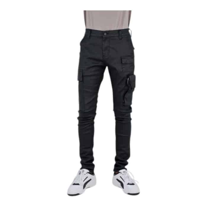 204 43 B | The Cutty Jeans Leo Cargo Black combines sleek style and practicality, making it a standout choice for modern wardrobes. With a slim-fit silhouette, jet-black finish, and spacious side cargo pockets, these jeans seamlessly blend contemporary design with everyday functionality. Crafted from a premium cotton-elastane blend, they offer all-day comfort and durability, perfect for versatile styling in any setting.